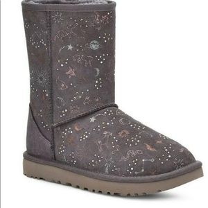 BNIB Ugg Zodiac Classic Short Boot. Nightfall color. Size 8